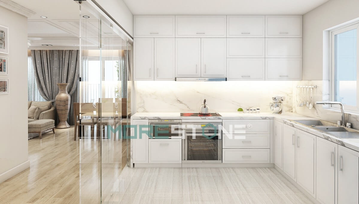 Đá trắng vân mây tạo cho căn bếp không gian sạch sẽ, hài hòa với thiết kế của tủ bếp Tủ bếp gỗ công nghiệp