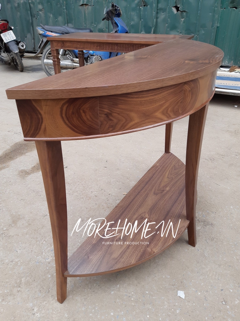 Kệ bàn decor gỗ óc chó đường nét thanh thoát, tinh tế tôn lên vẻ đẹp sang trọng, thẩm mỹ cao cho không gian